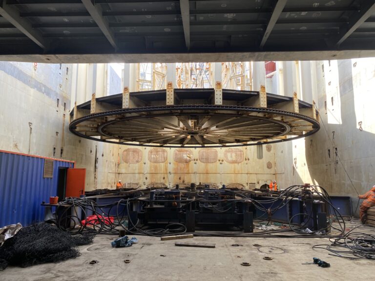 Lowering 2000Te carrousel